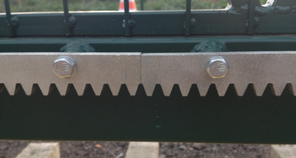 Установки зубчатой рейки своими руками на откатные ворота - фото
